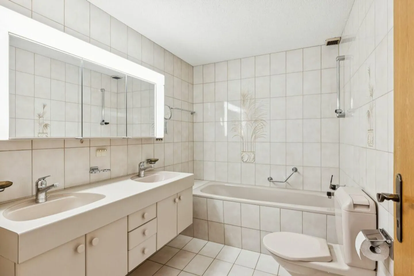 Spacious living in the heart of Hagendorn - Photo 14 of 26