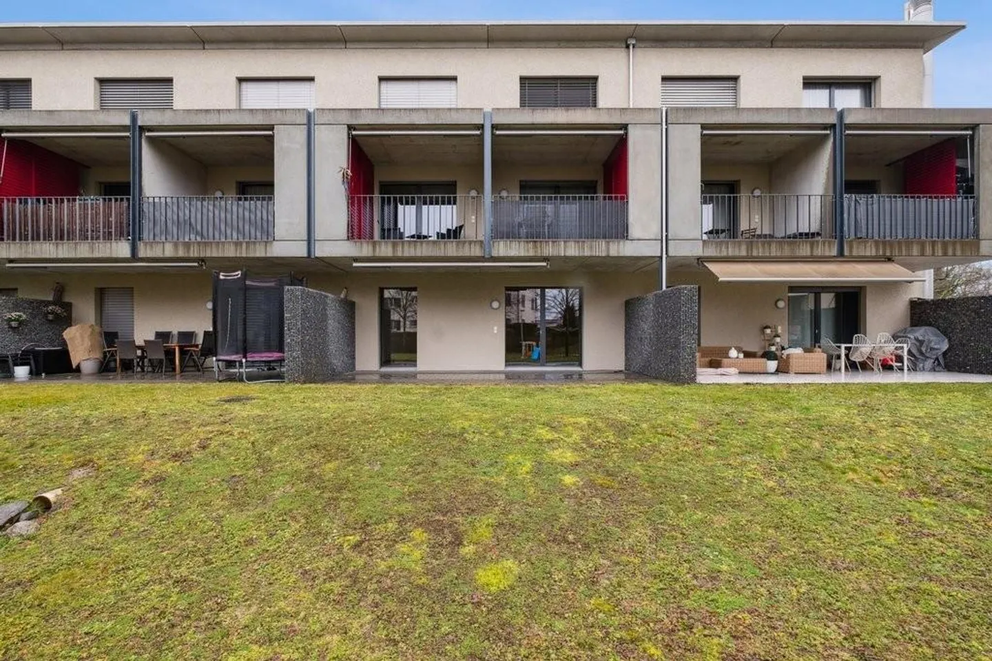 Beaucoup d'espace de vie et deux espaces de sièges couverts - Photo 12 sur 12