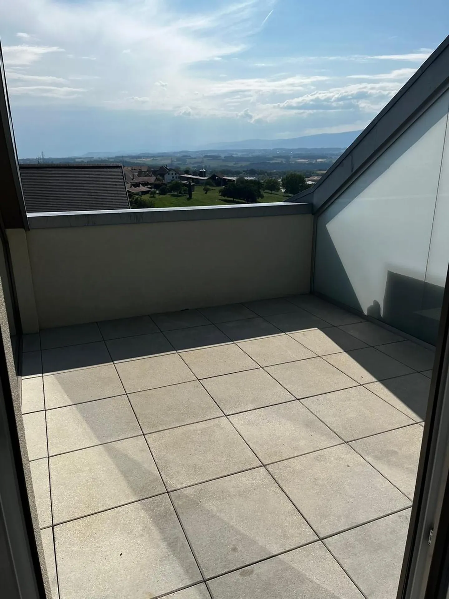 Stunning recent duplex of 3.5 rooms with partial lake view - Photo 10 of 12