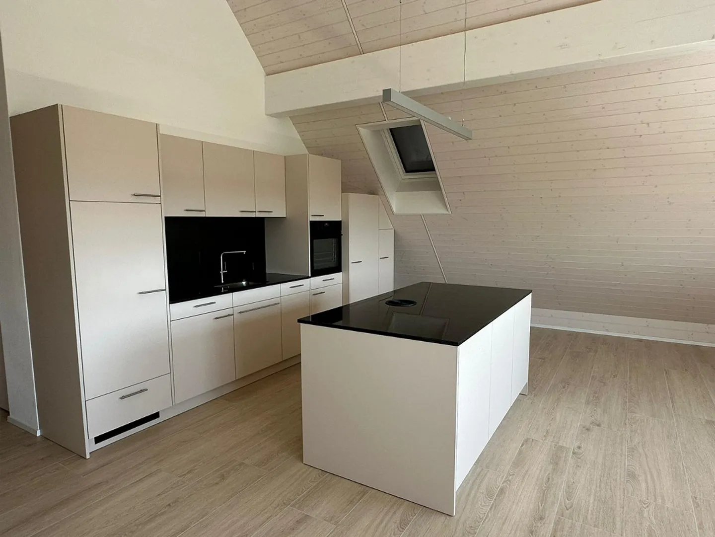 Penthouse extraordinaire avec une hauteur de plafond impressionnante - Photo 1 sur 7