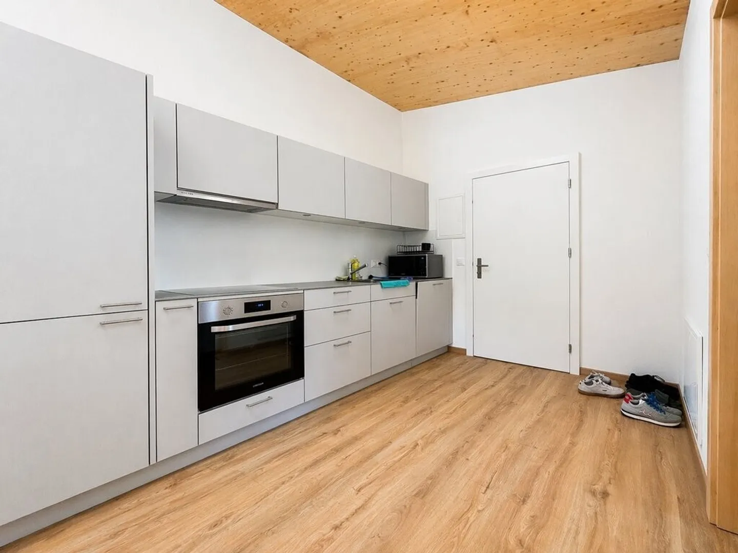 Bright 2.5 Room Apartment - Photo 3 of 5