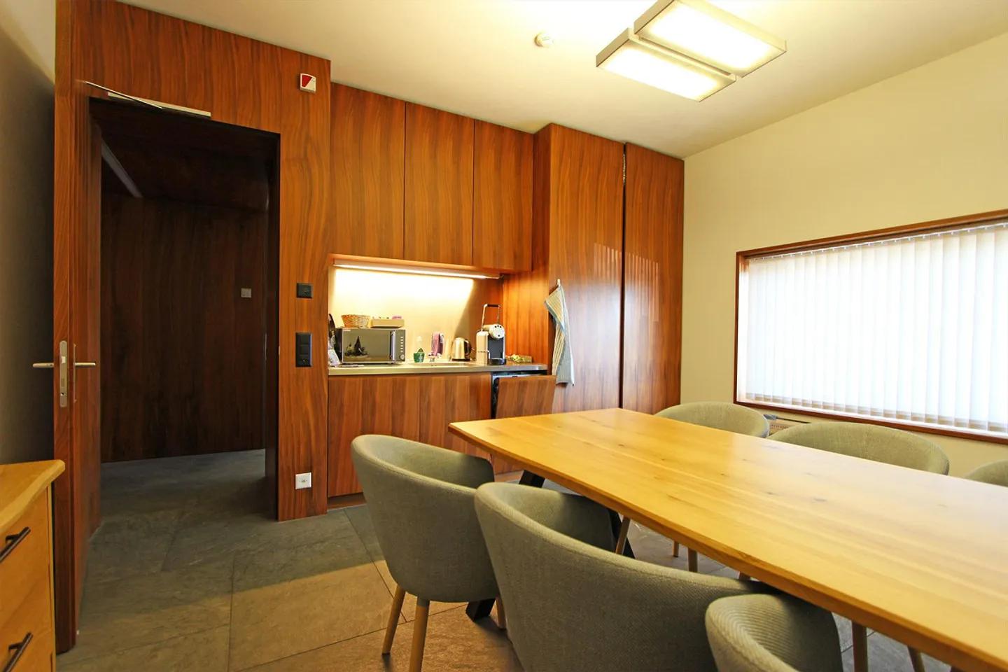 Spacious, bright office space for rent - Photo 5 of 5