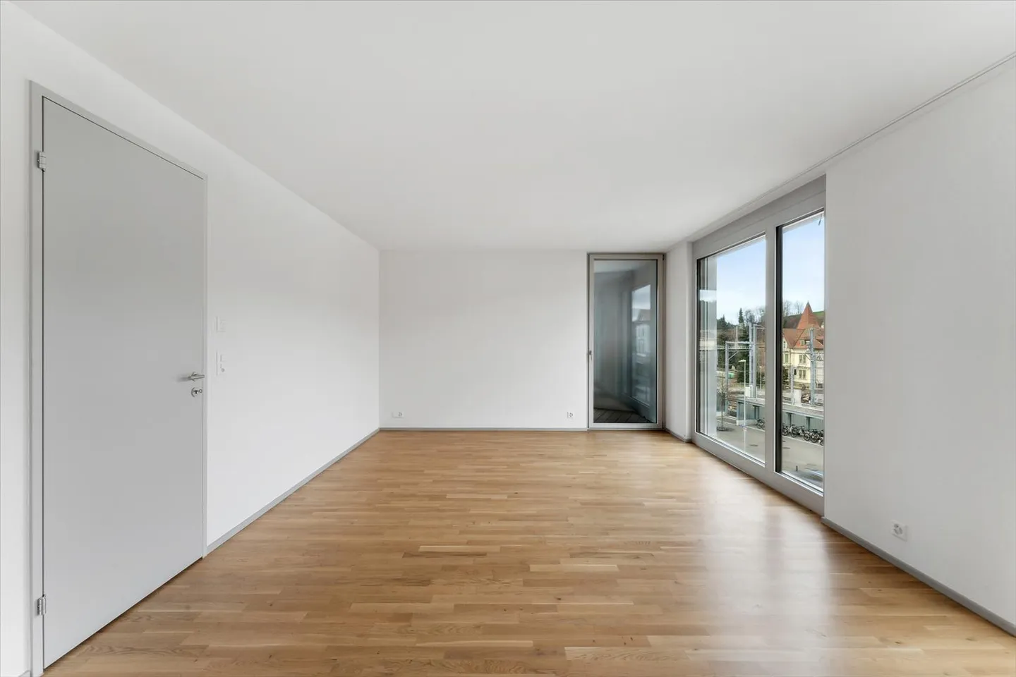 Modern apartment in the best location by the train station - Photo 7 of 9