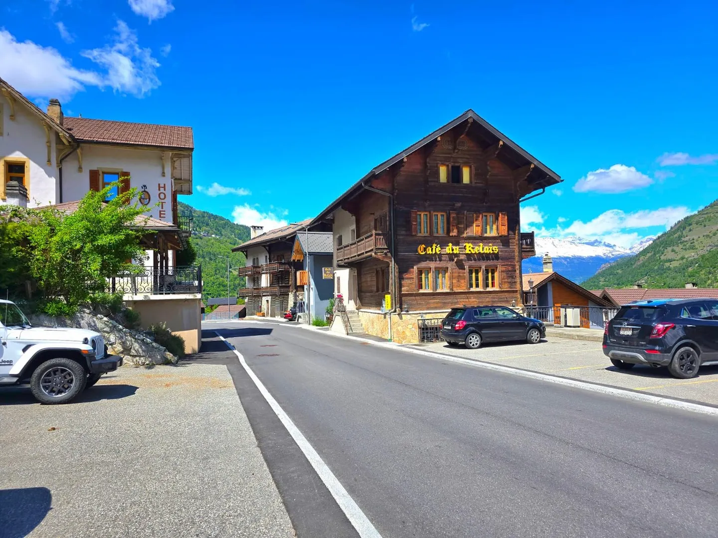 3.5 Room Apartment and Commercial Space with Potential for Conversion into a Duplex in Euseigne - Photo 1 of 27