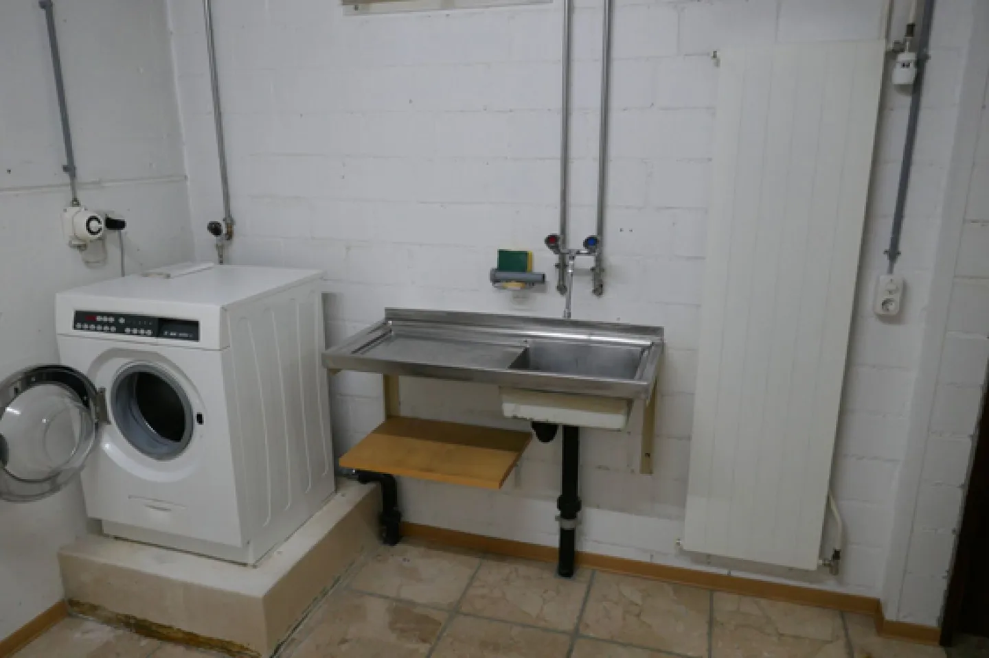 Single-family house with large garage and garden in Flüh - Photo 12 of 13