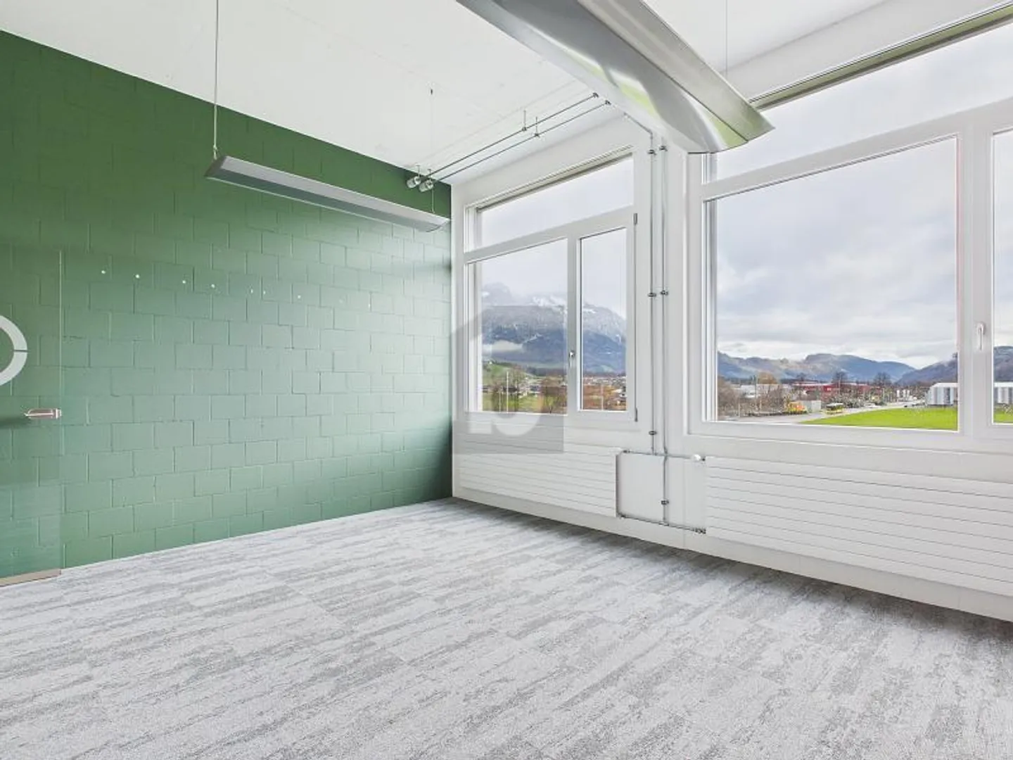 MODERN, SPACIOUS AND CENTRAL - Photo 3 of 6