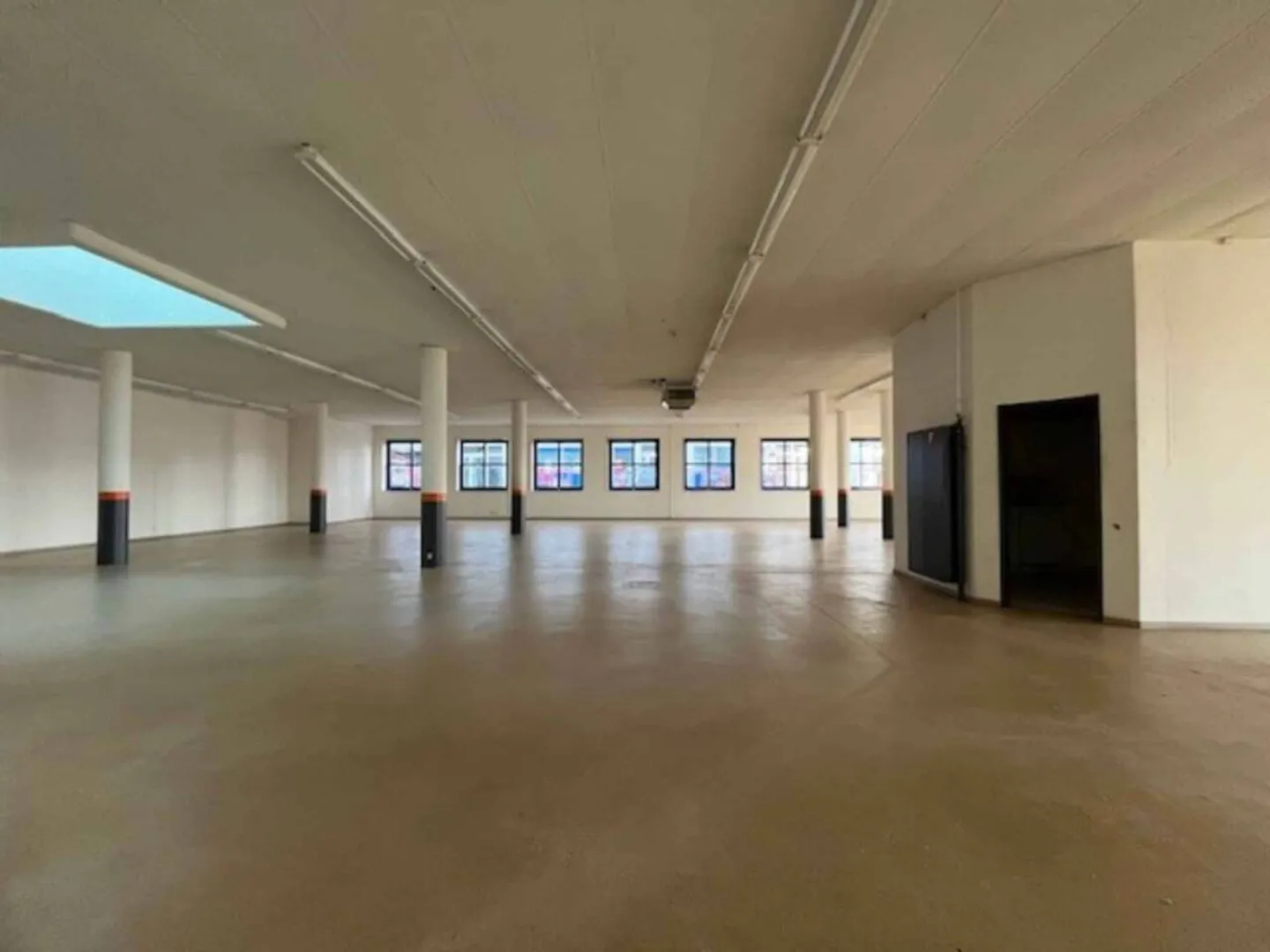 Fläche von etwa 396m2 ideal im Herzen von Renens gelegen - Foto 2 von 3