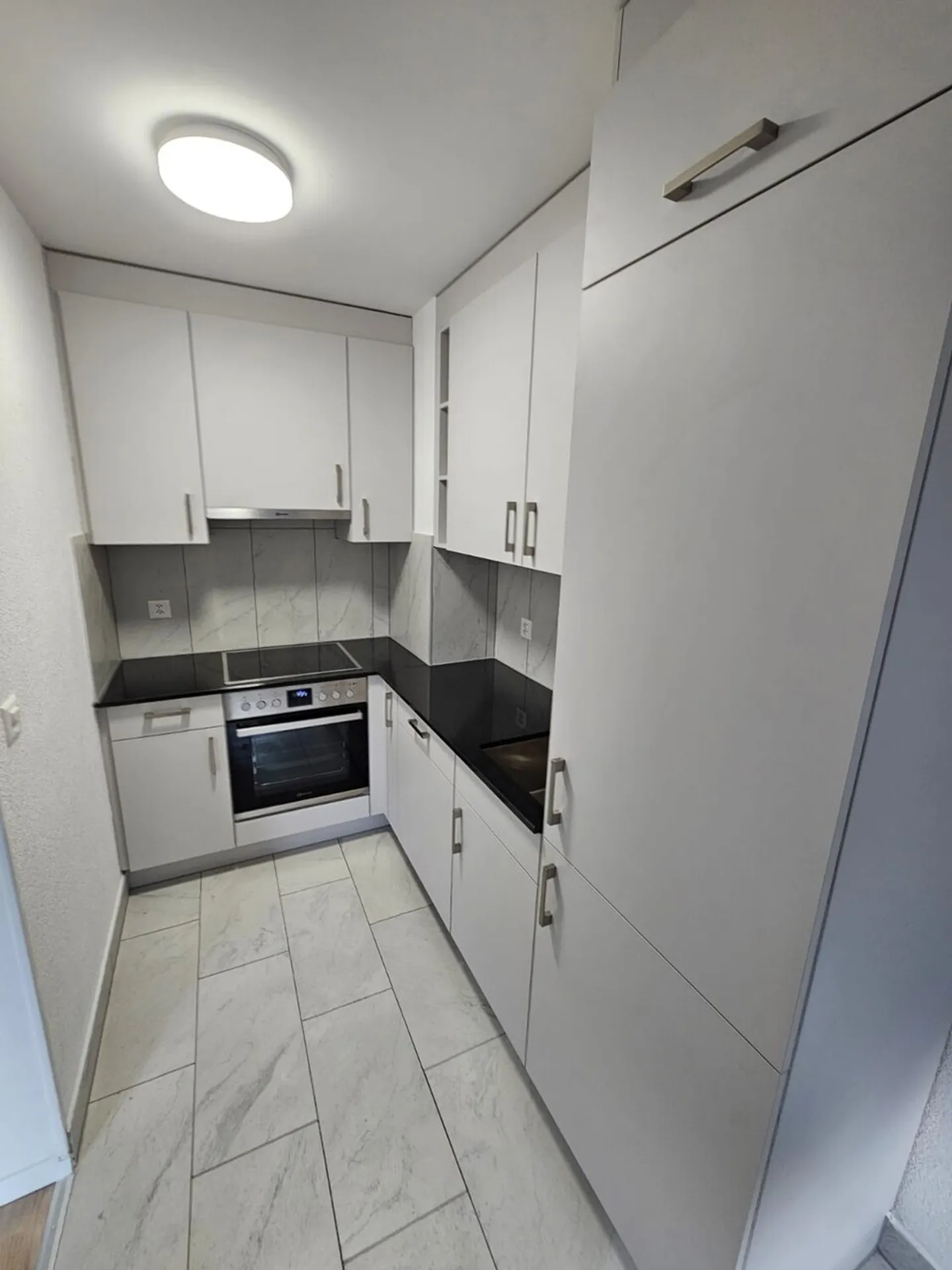 Fully renovated apartment, ideal location - Photo 4 of 5