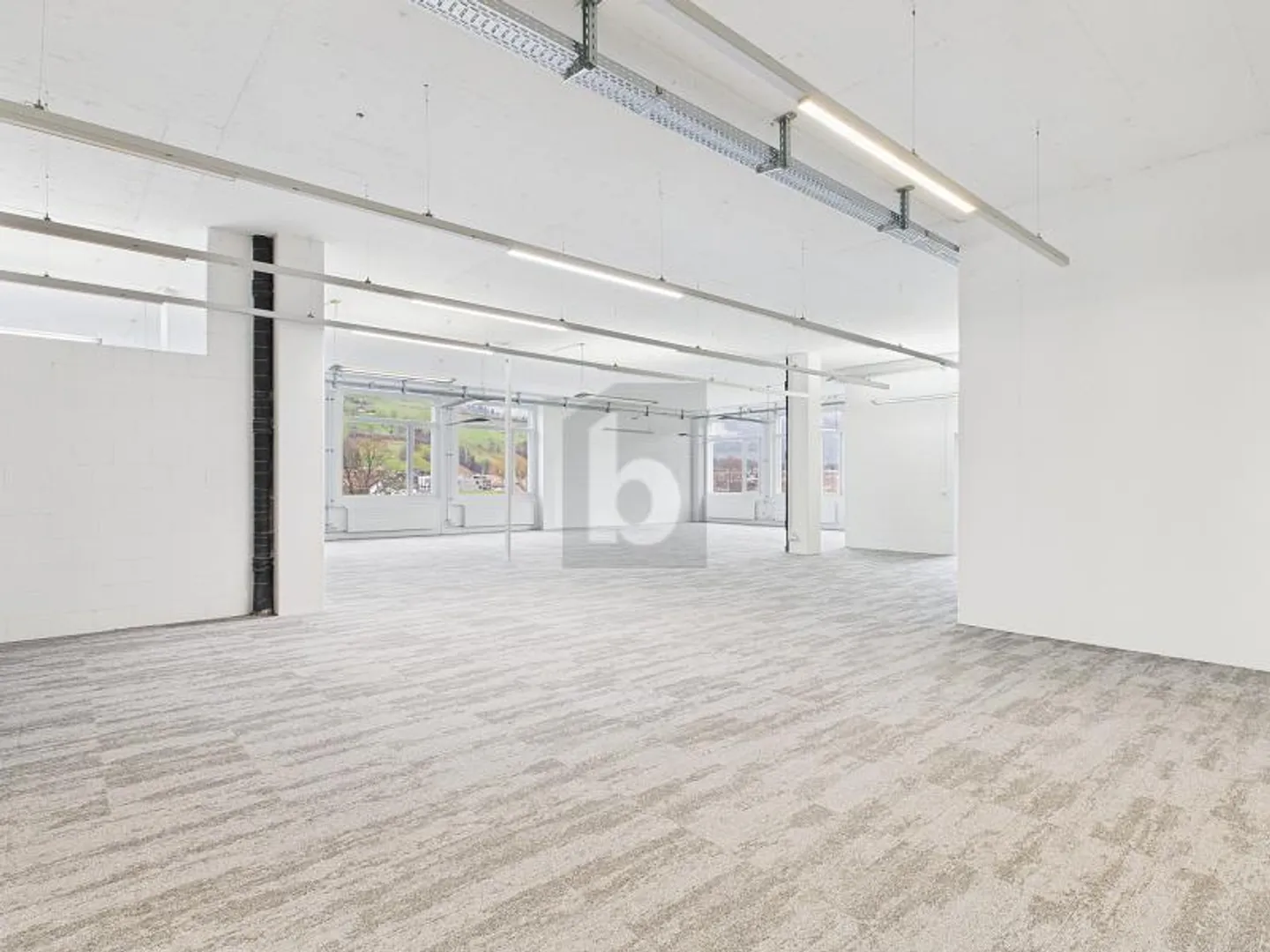 MODERN, SPACIOUS AND CENTRAL - Photo 4 of 6