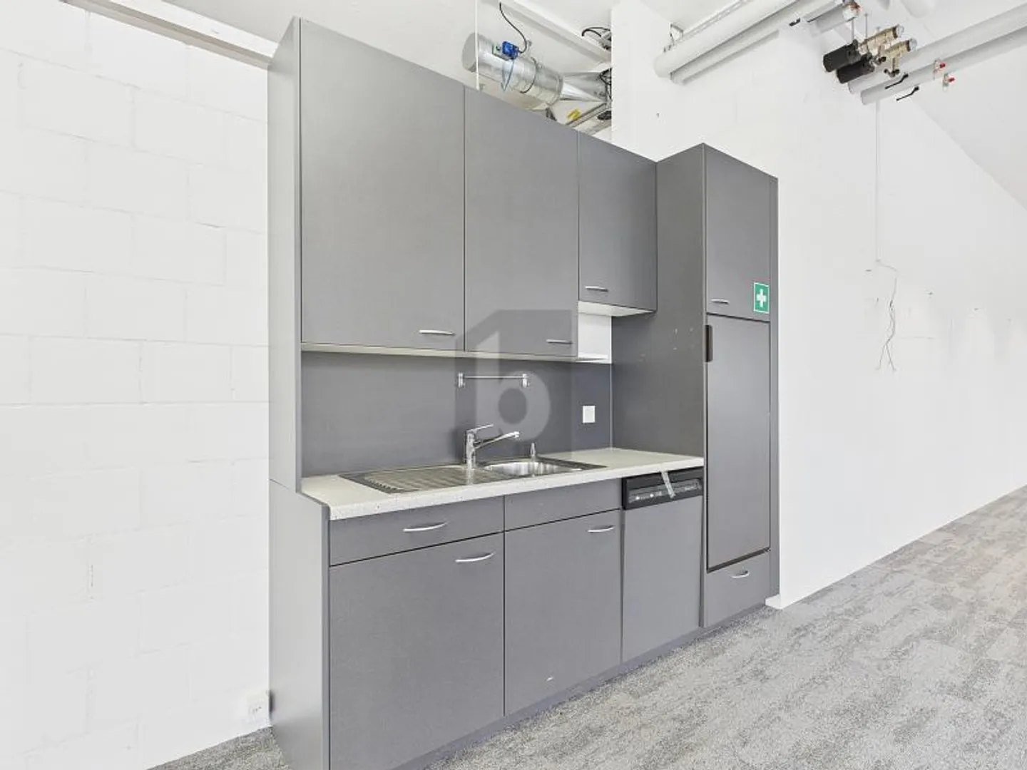 MODERN, SPACIOUS AND CENTRAL - Photo 5 of 6