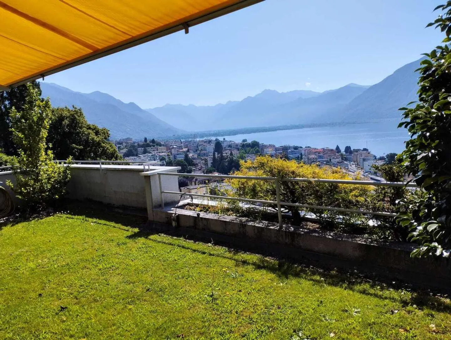 MURALTO - Elegantly furnished apartment with private pool and breathtaking lake view - Photo 2 of 22