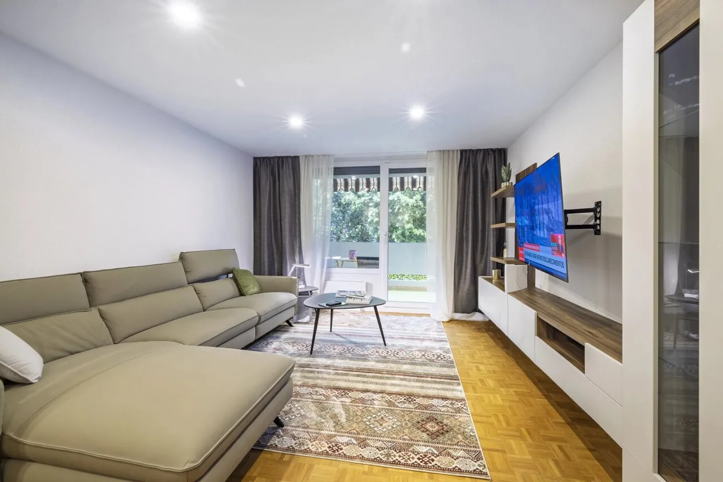 Wunderschöne 2,5 Zimmer Wohnung renoviert nur wenige Schritte vom See entfernt! - Foto 6 von 11