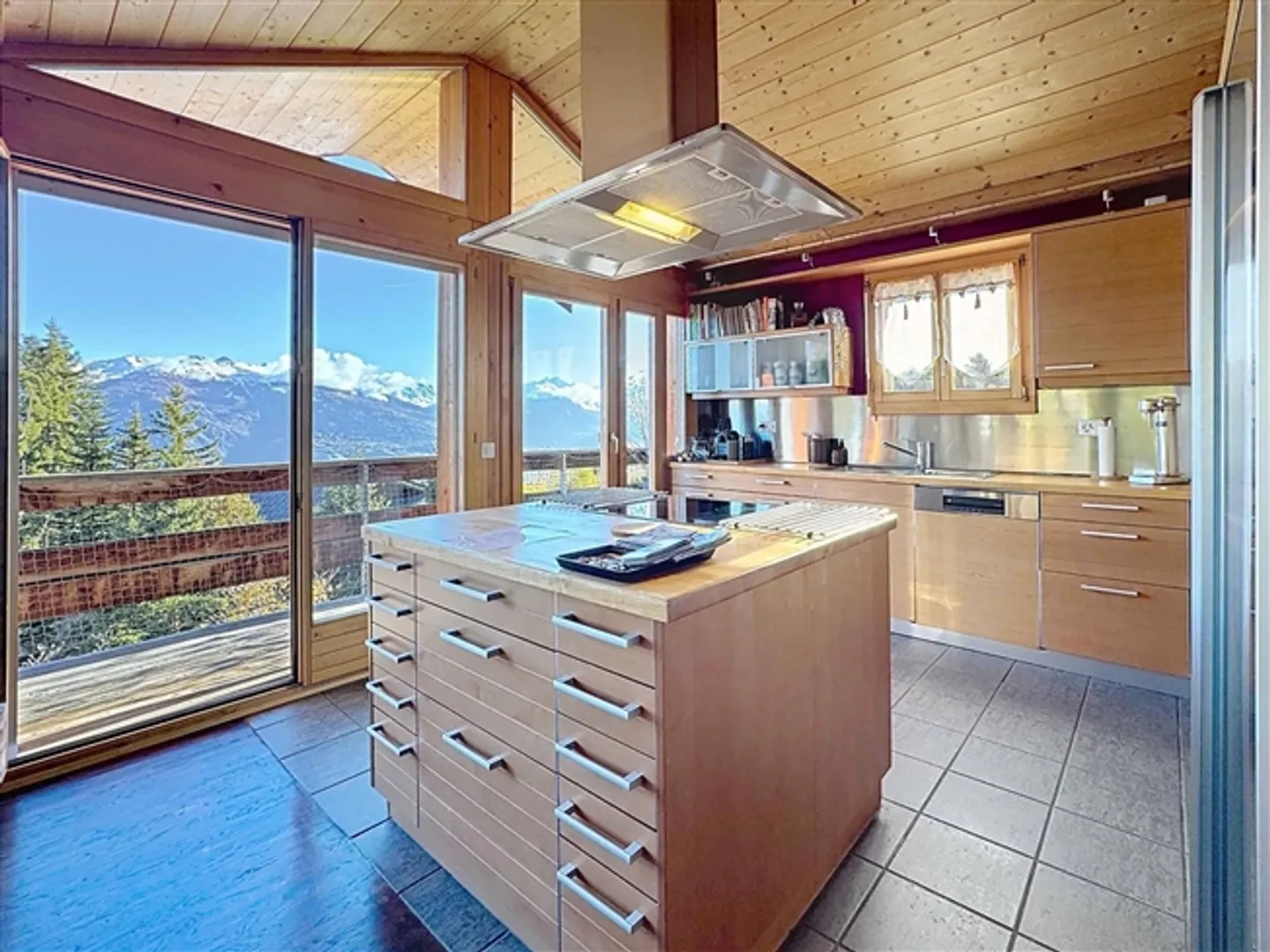 «Ein geräumiges und gemütliches Chalet im Herzen von Anzère» - Foto 4 von 13