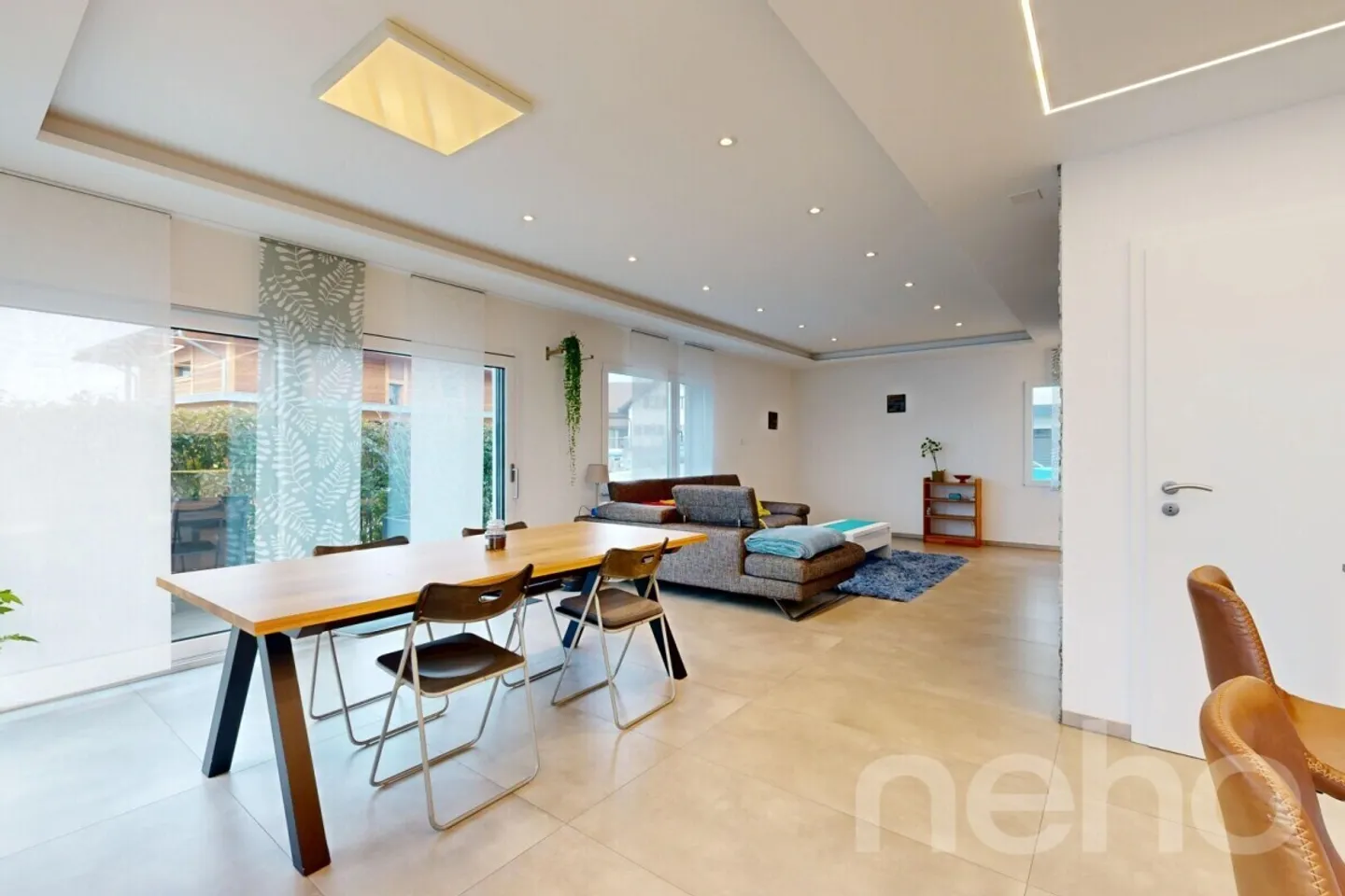 Im Herzen von Ursy: Zeitgenössische Eleganz und Lebensfreude - Foto 2 von 12