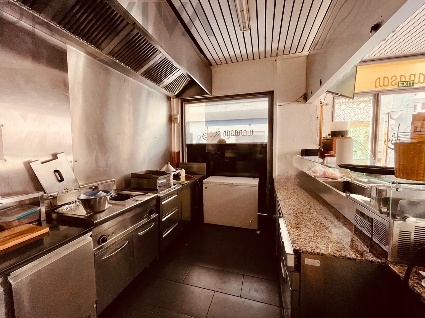 Café-restaurant unique de la ville avec un espace fumeur conforme - Photo 3 sur 7