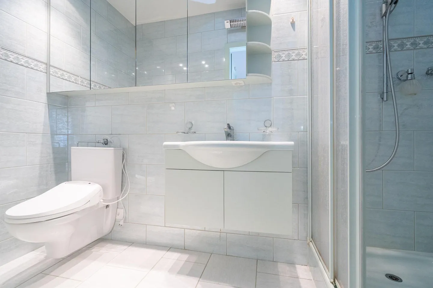 LIVING WITH A VIEW IN BERN - Photo 10 of 13