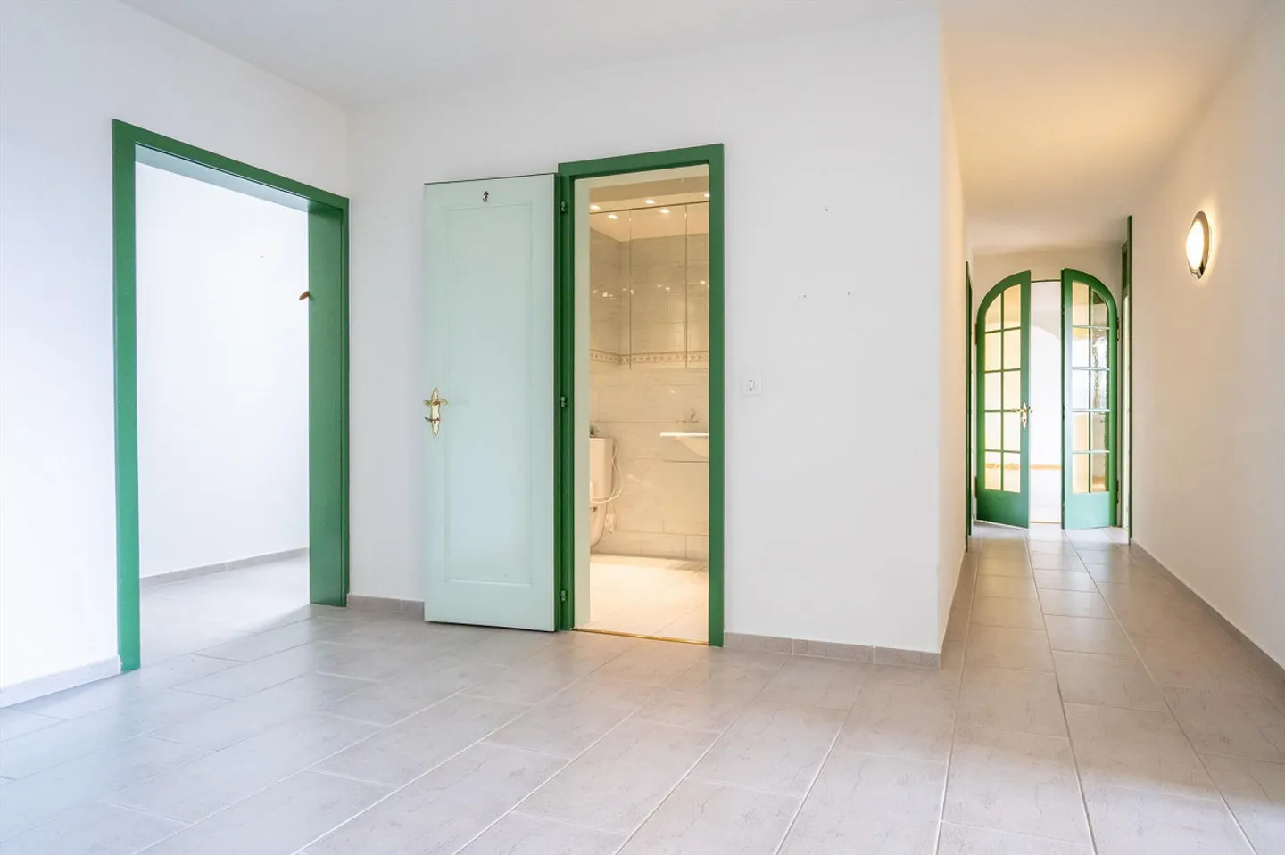 LIVING WITH A VIEW IN BERN - Photo 12 of 13