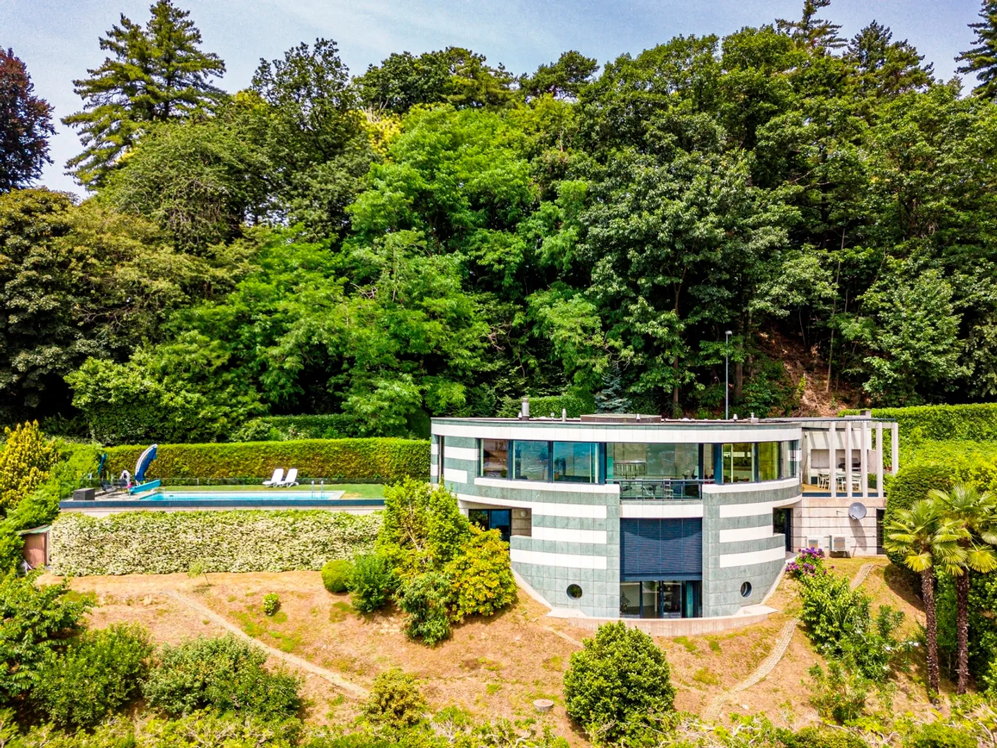 Modern villa with privacy and stunning lake view - Photo 2 of 19
