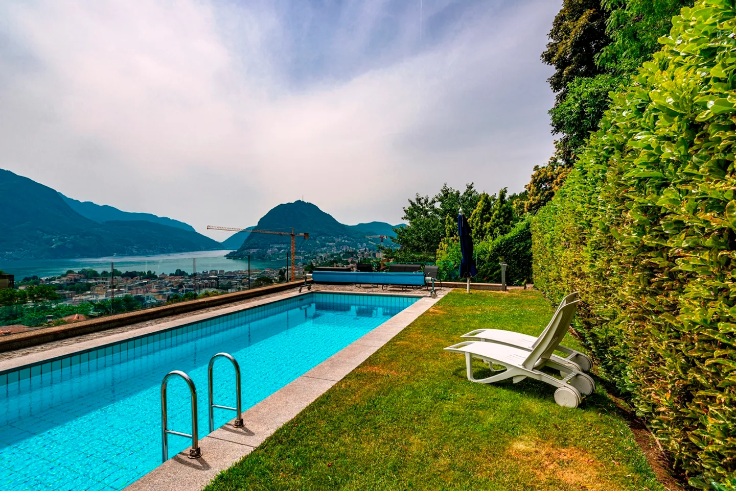 Modern villa with privacy and stunning lake view - Photo 4 of 19