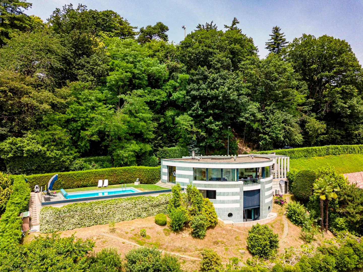 Modern villa with privacy and stunning lake view - Photo 5 of 19