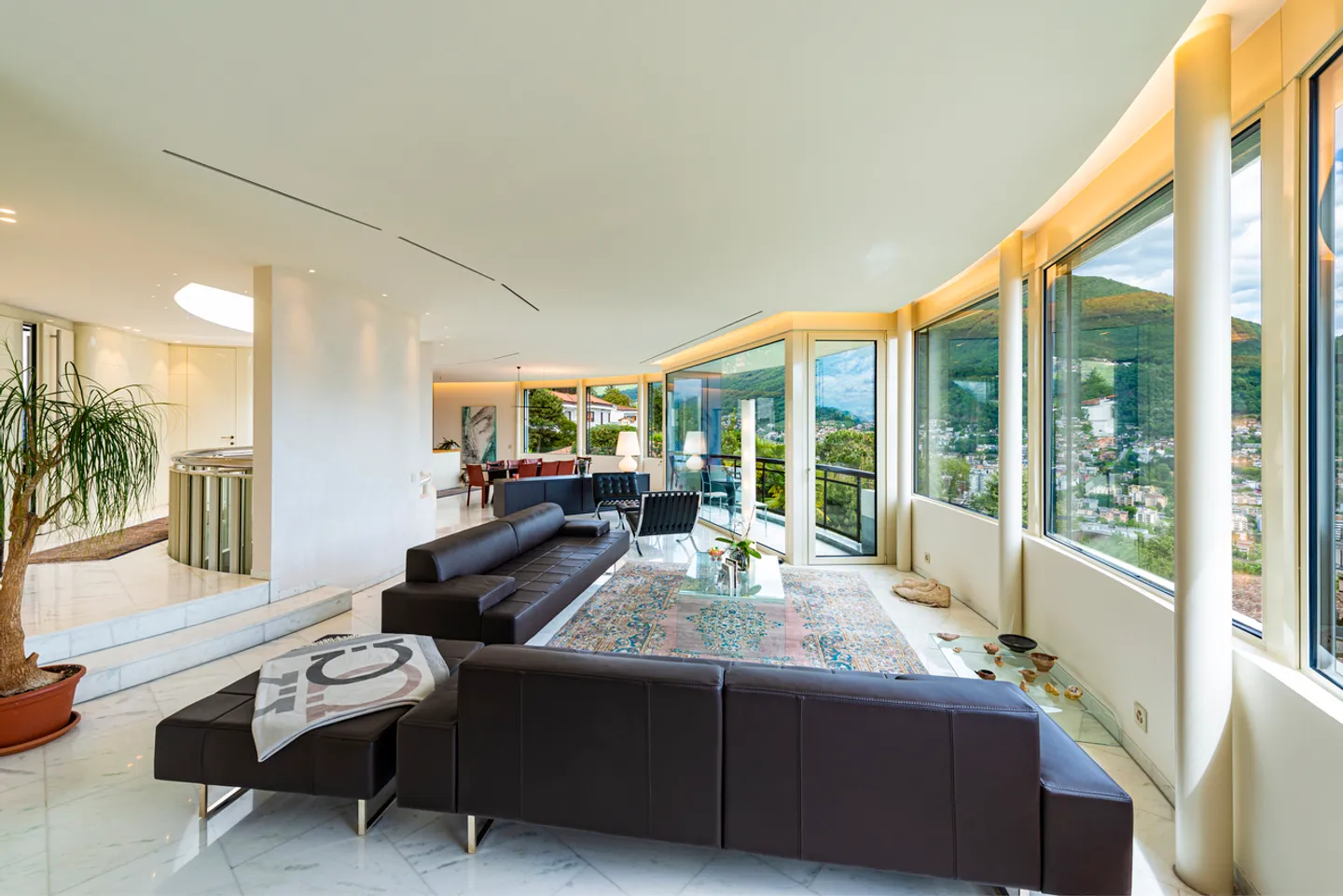 Modern villa with privacy and stunning lake view - Photo 9 of 19