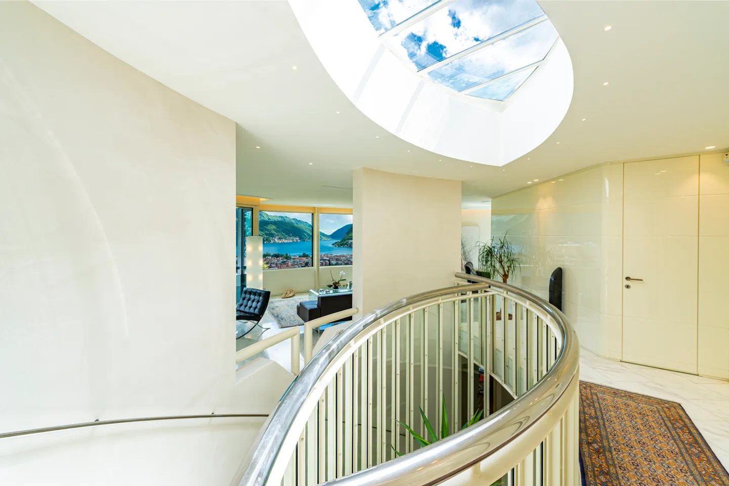 Modern villa with privacy and stunning lake view - Photo 10 of 19