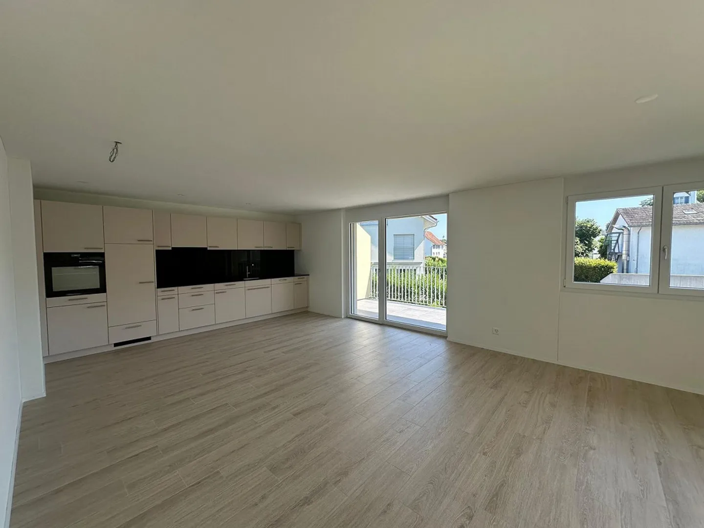 Bright 3.5-room apartment with ideal layout - Photo 2 of 6