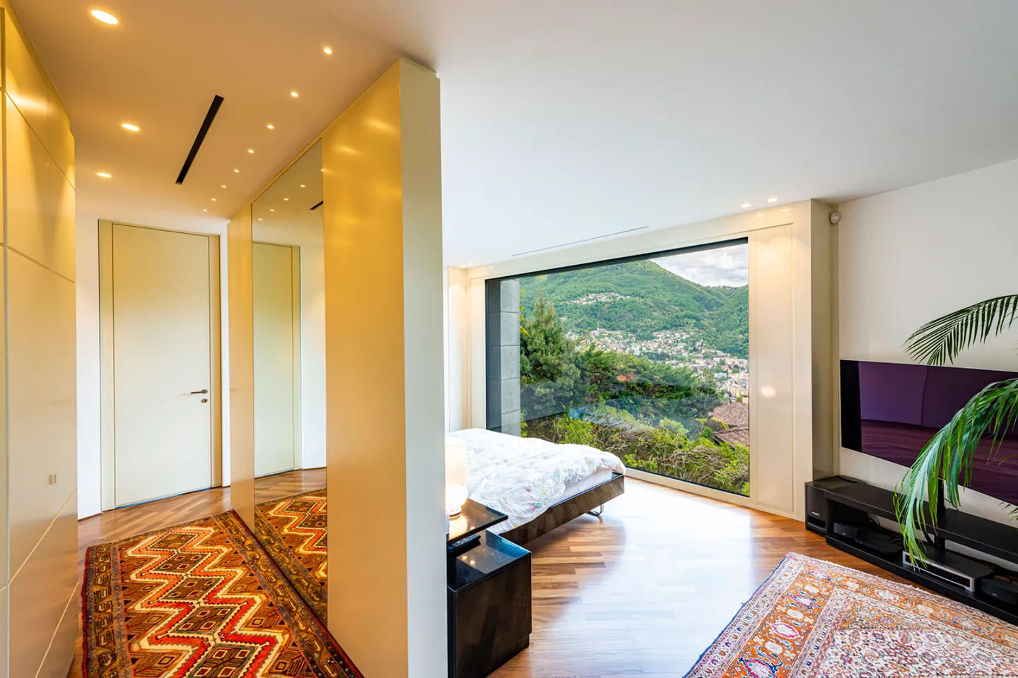 Modern villa with privacy and stunning lake view - Photo 16 of 19
