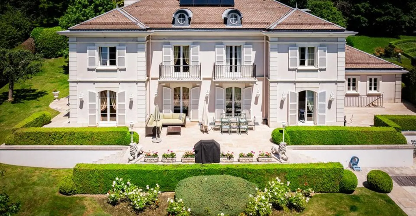 Charming intimate residence in a sought-after residential area - Photo 2 of 12