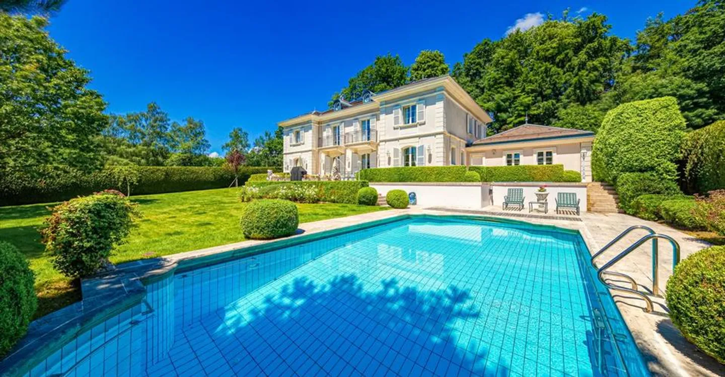 Charming intimate residence in a sought-after residential area - Photo 3 of 12
