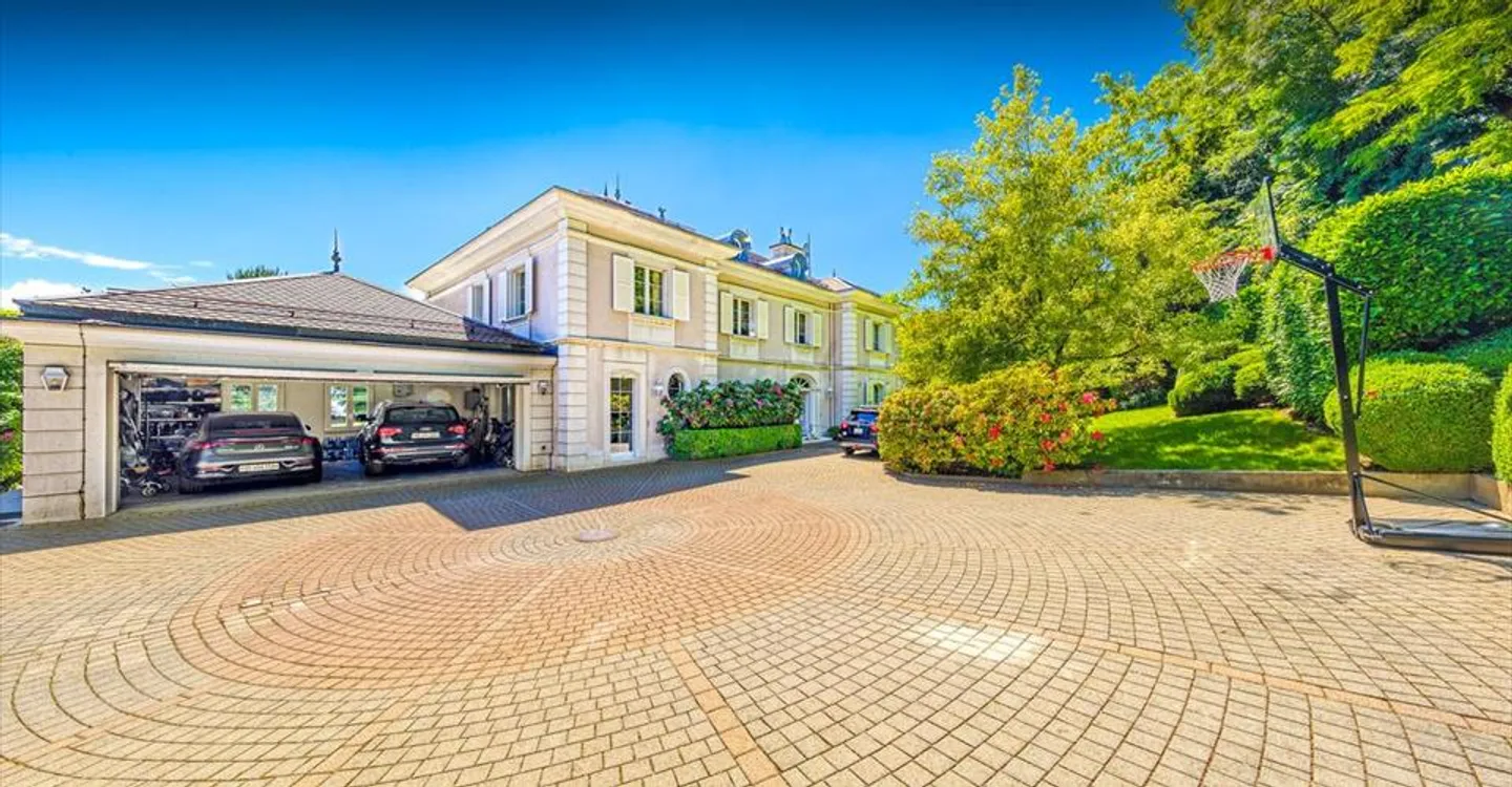 Charming intimate residence in a sought-after residential area - Photo 4 of 12