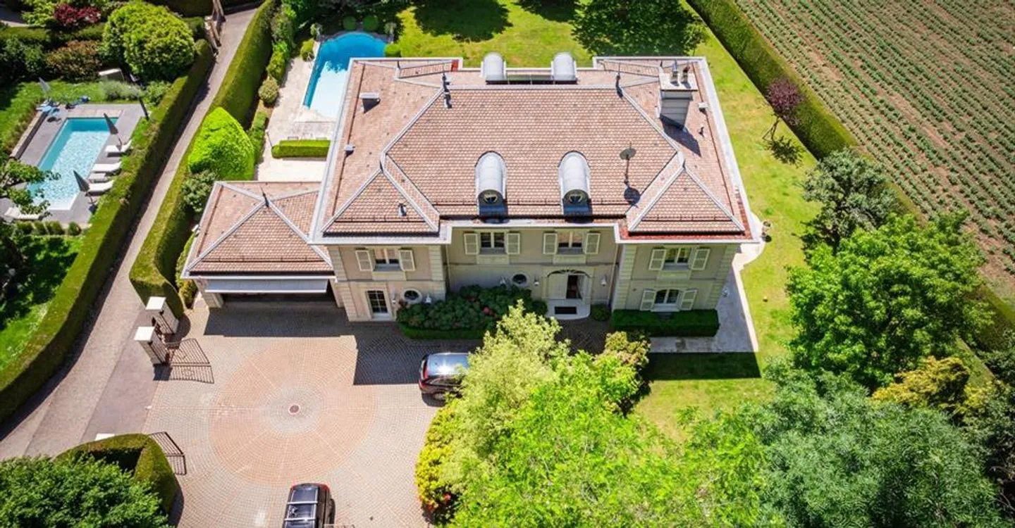 Charming intimate residence in a sought-after residential area - Photo 5 of 12