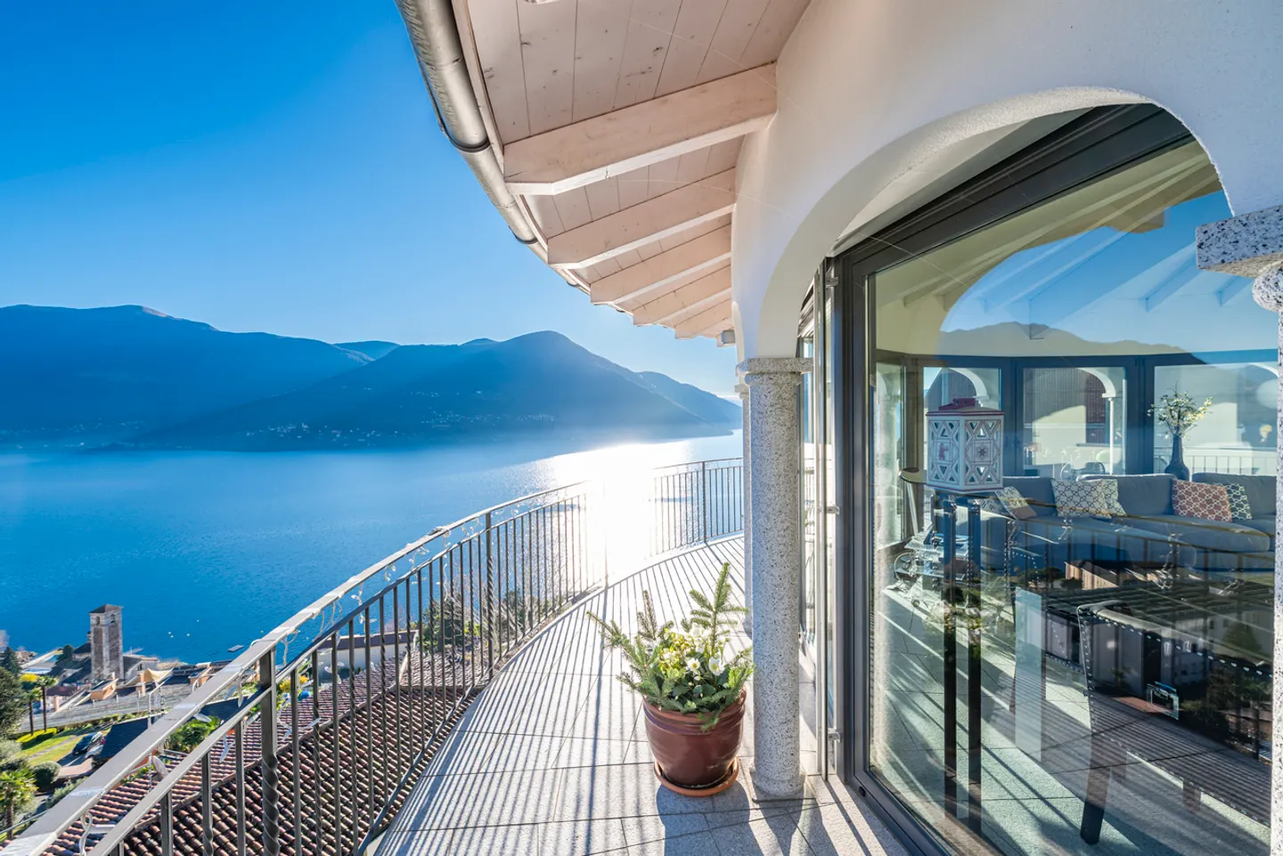 Villa di Lusso con Vista Lago - Foto 4 di 14