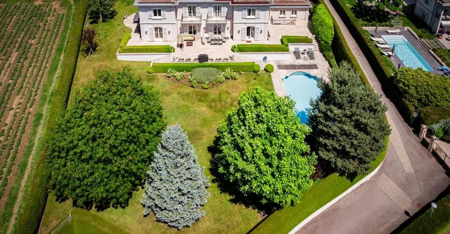 Charming intimate residence in a sought-after residential area - Photo 6 of 12