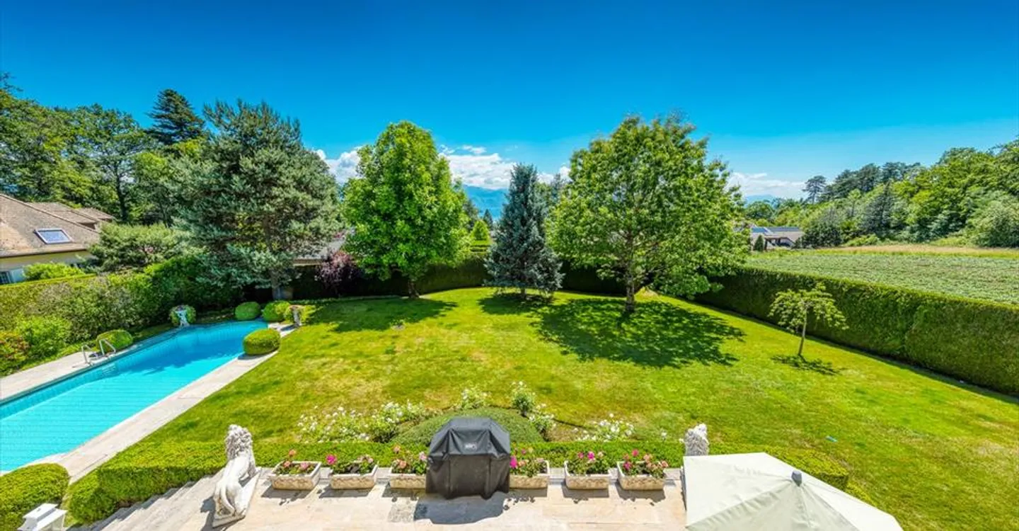 Charming intimate residence in a sought-after residential area - Photo 9 of 12