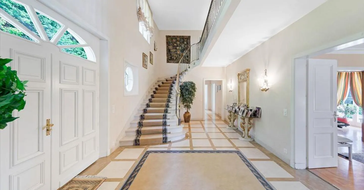 Charming intimate residence in a sought-after residential area - Photo 10 of 12
