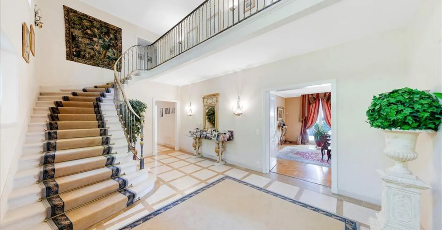 Charming intimate residence in a sought-after residential area - Photo 11 of 12