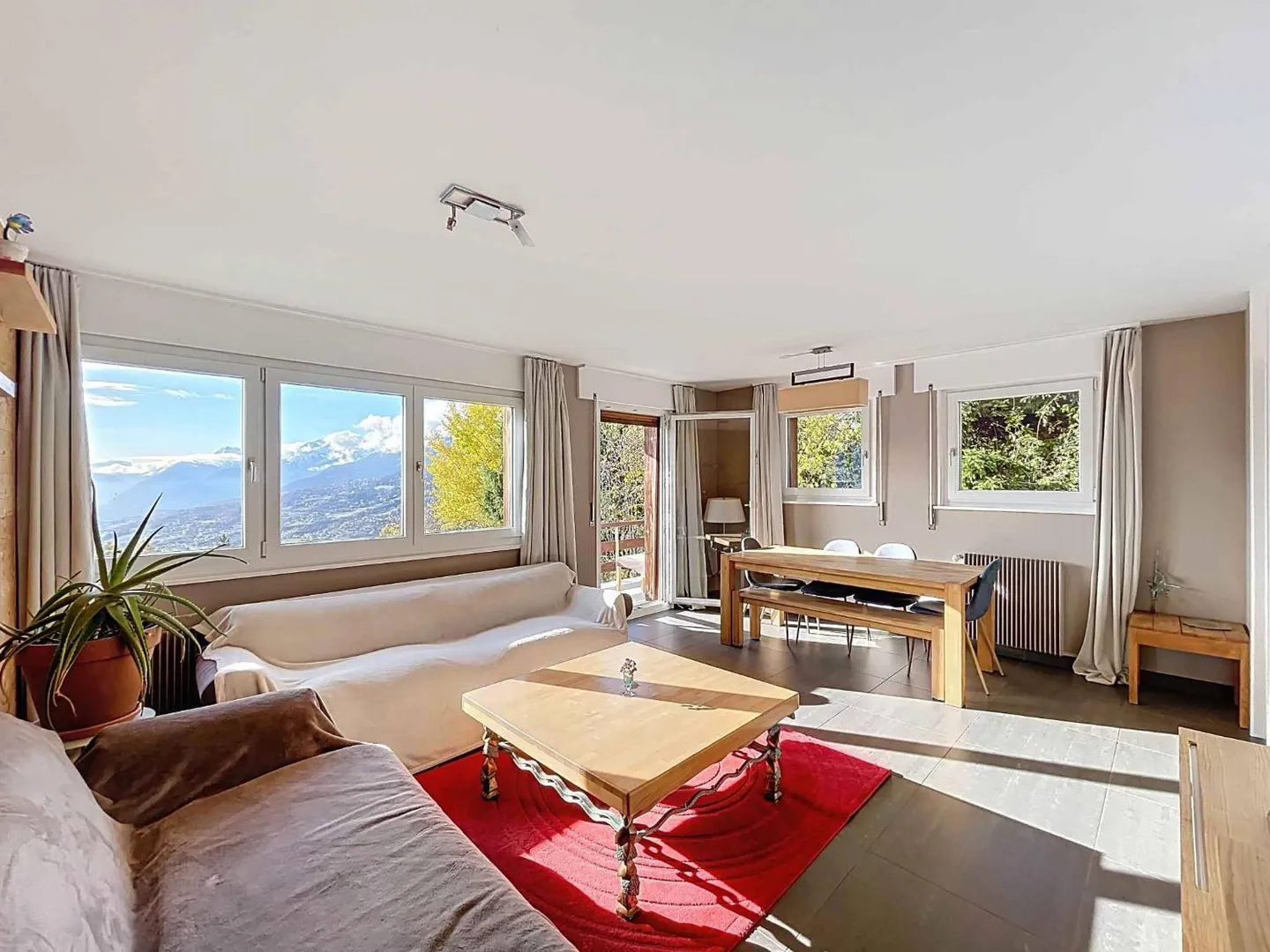 APPARTAMENTO MOLTO BELLO DI 3,5 STANZE CON VISTA PANORAMICA ECCEZIONALE - Foto 1 di 9