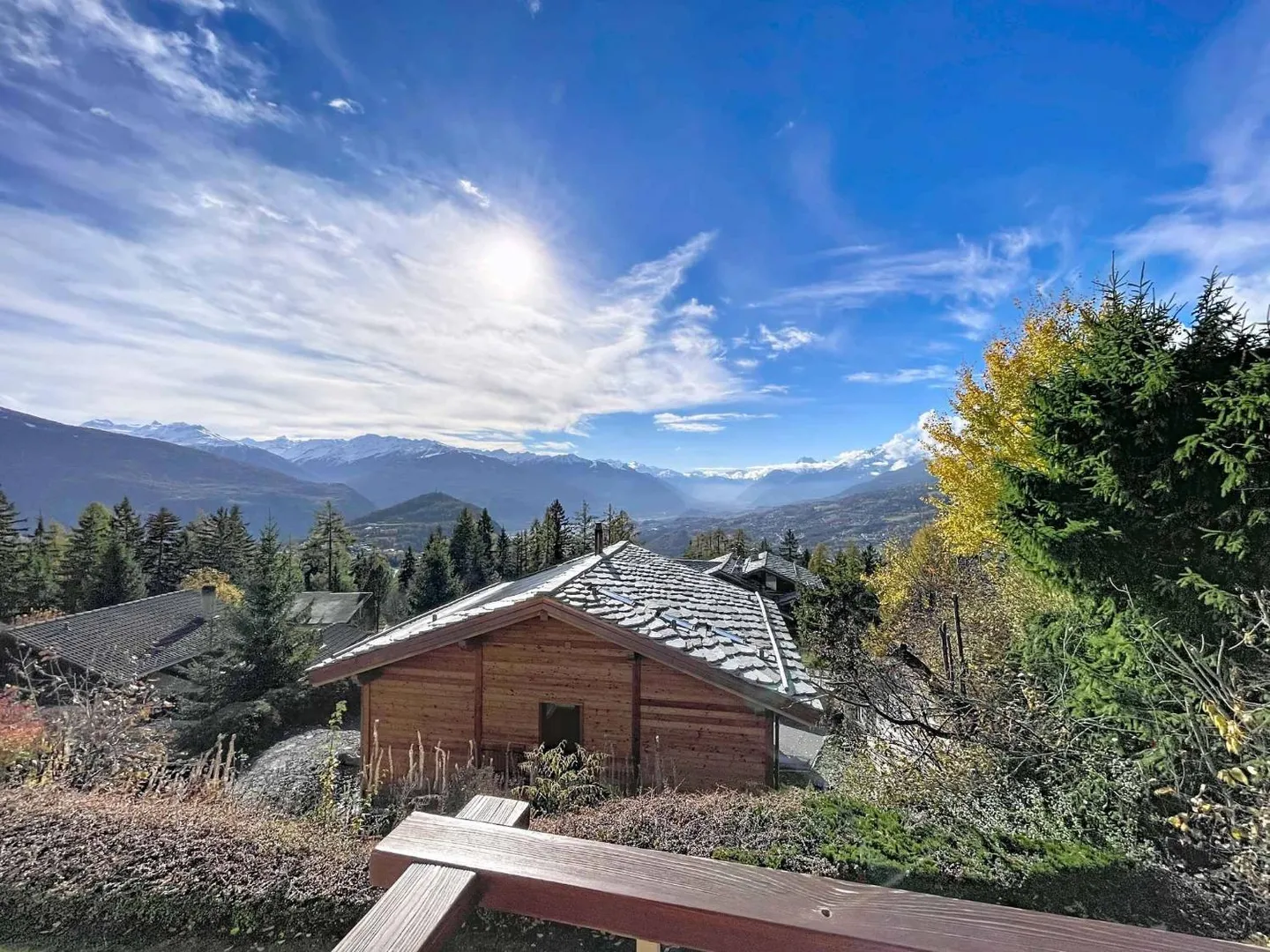 APPARTAMENTO MOLTO BELLO DI 3,5 STANZE CON VISTA PANORAMICA ECCEZIONALE - Foto 2 di 9