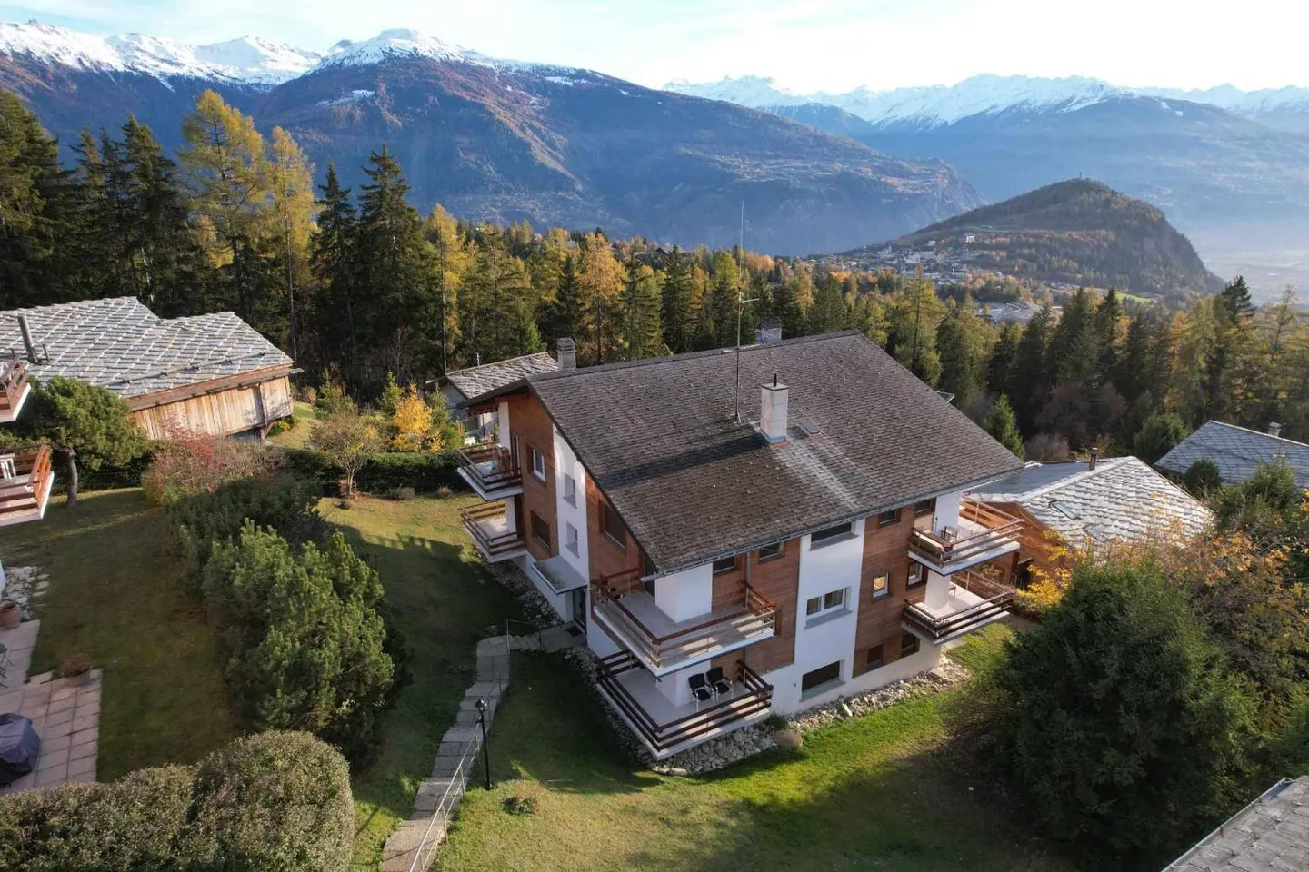 APPARTAMENTO MOLTO BELLO DI 3,5 STANZE CON VISTA PANORAMICA ECCEZIONALE - Foto 3 di 9