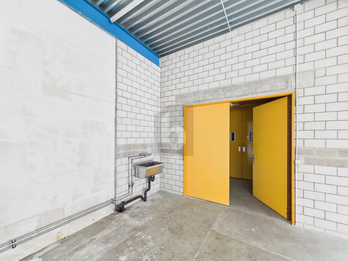 CON UN GRANDE ASCENSORE PER MERCI ALL'USCITA DELL'AUTOSTRADA - Foto 1 di 5