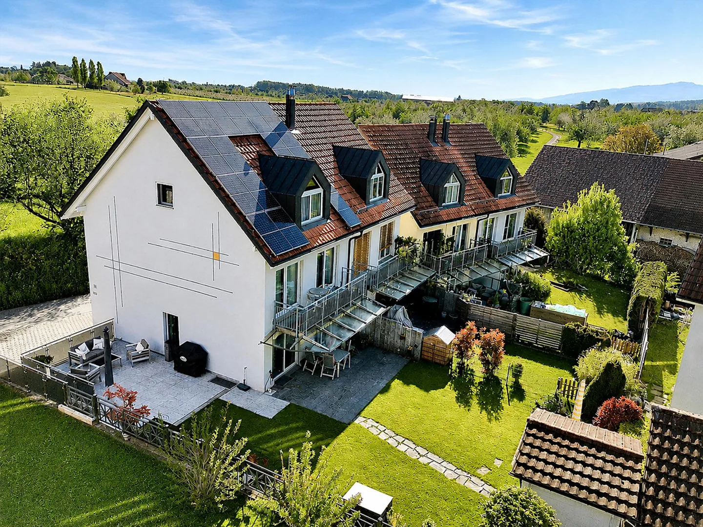 Moderna casa bifamiliare di 4½ stanze con impianto fotovoltaico, pompa di calore - Foto 1 di 12