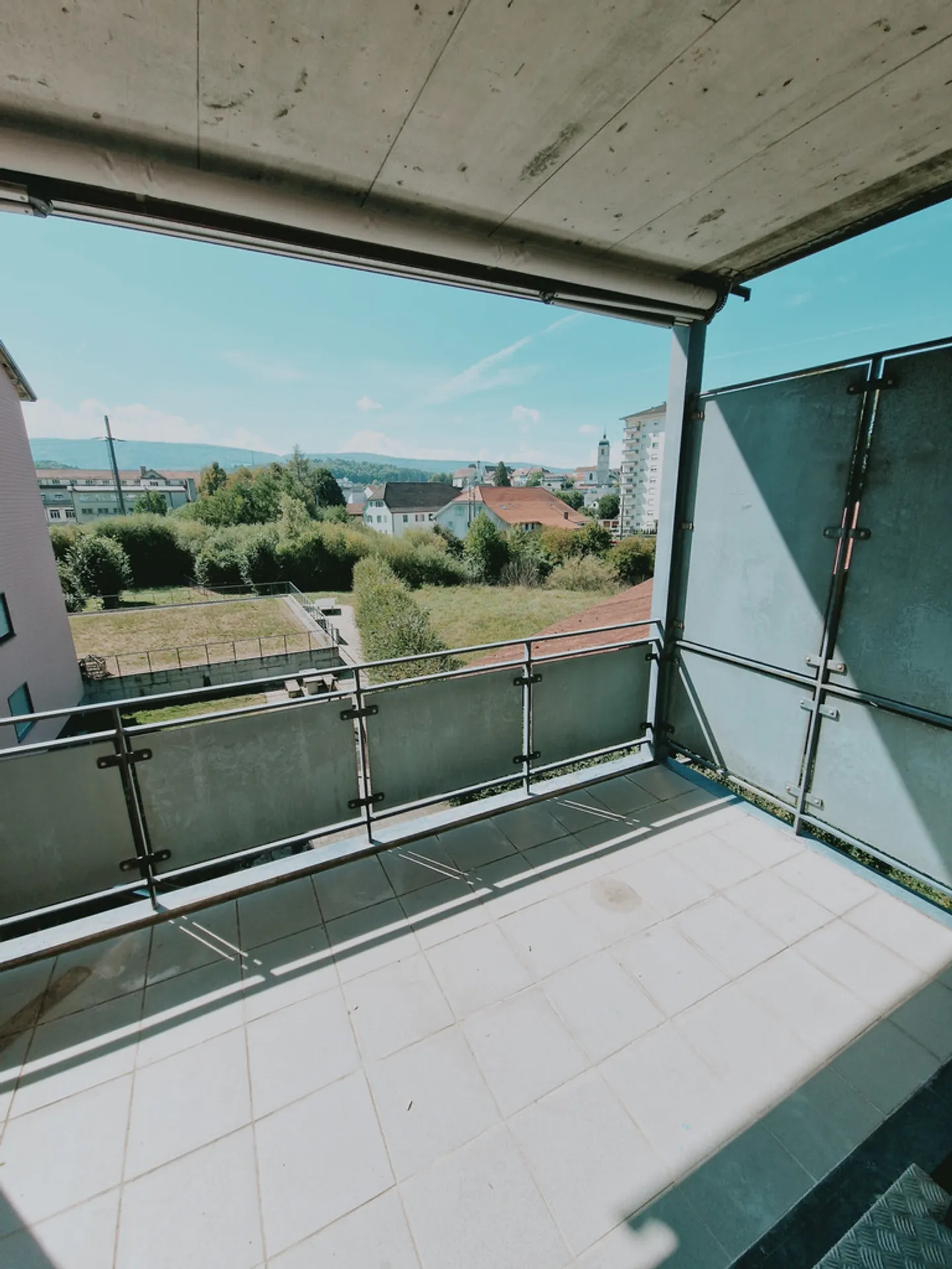 A quiet neighborhood and large rooms - Photo 2 of 7