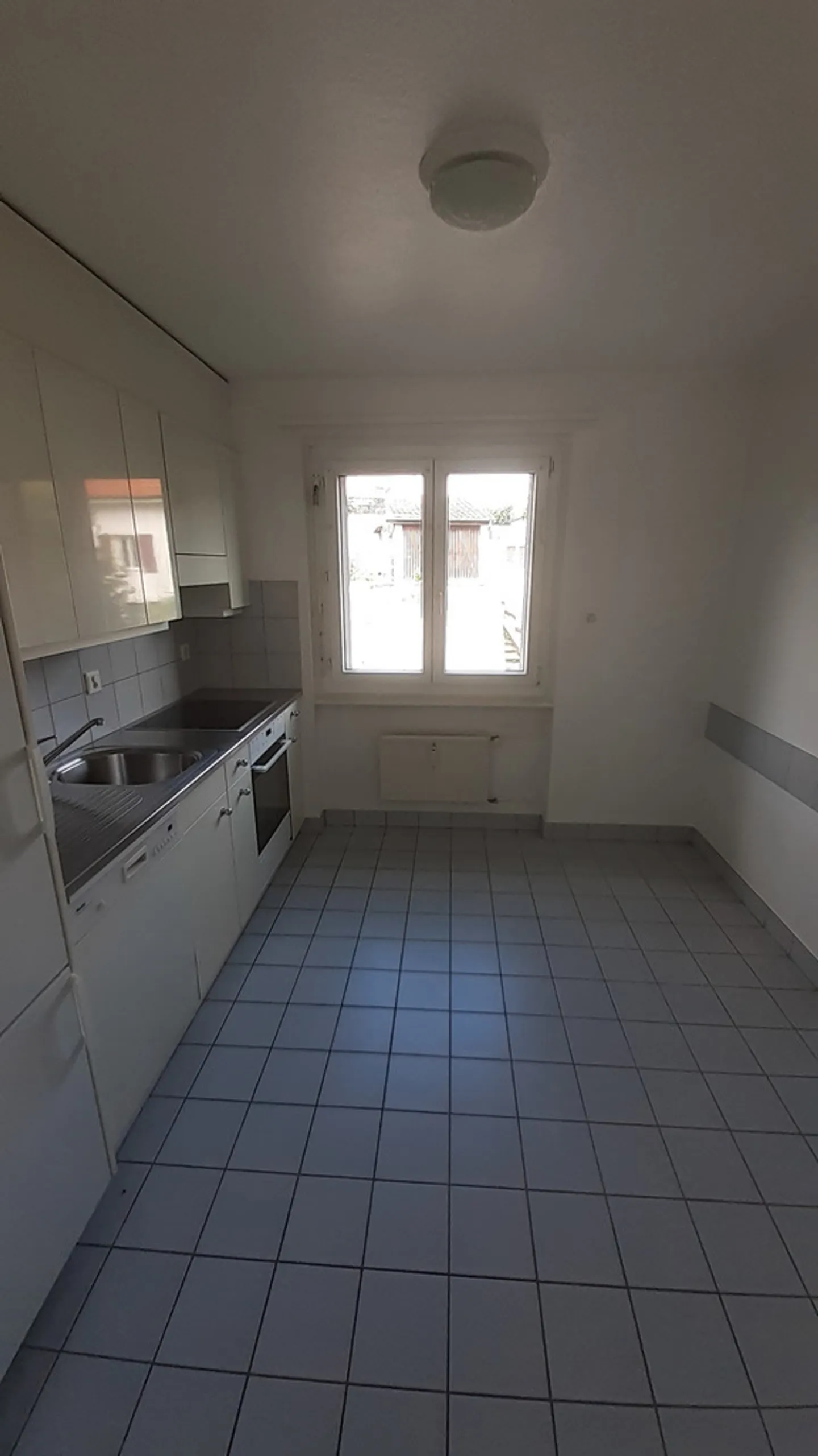 A quiet neighborhood and large rooms - Photo 3 of 7