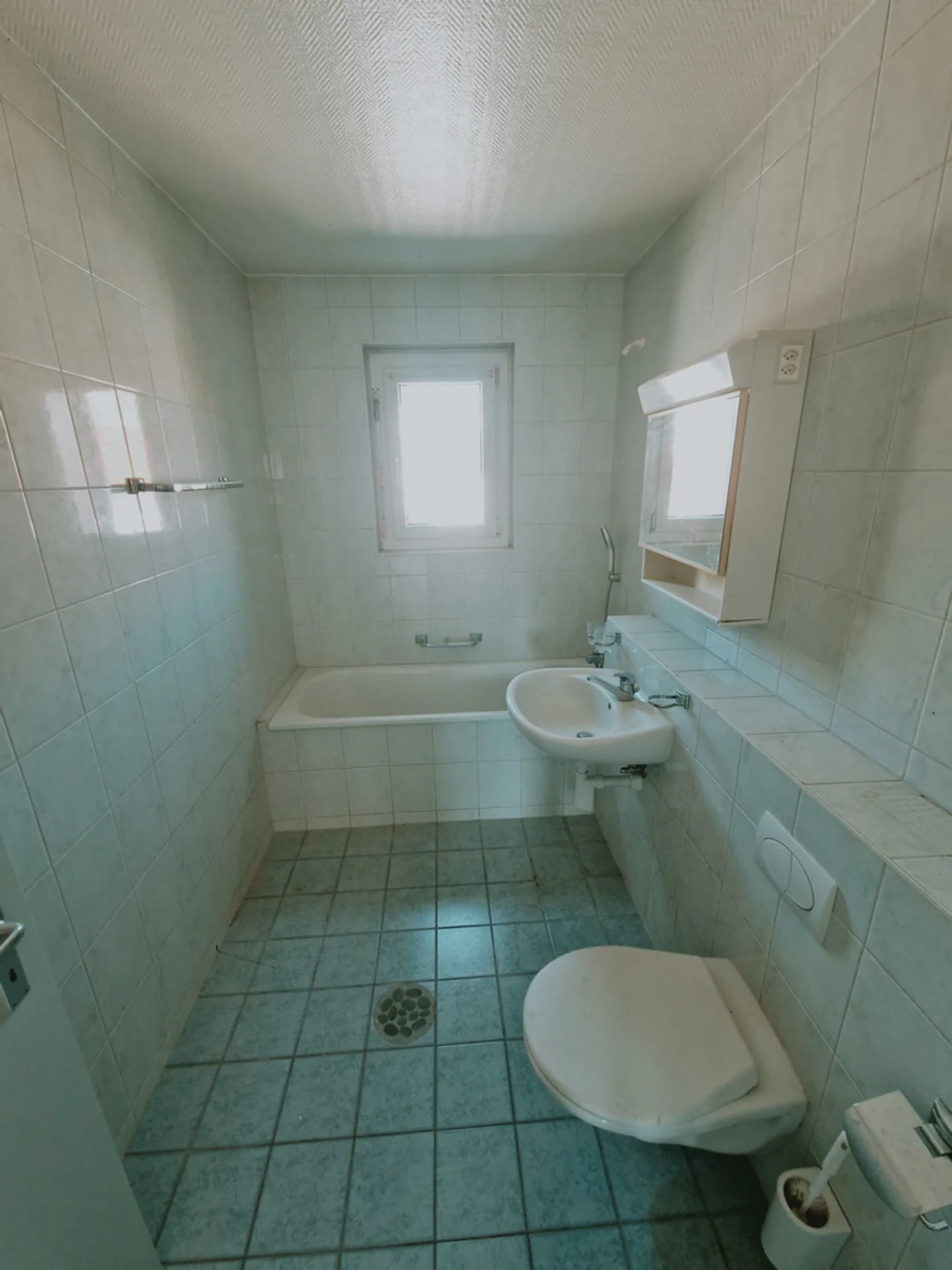 A quiet neighborhood and large rooms - Photo 5 of 7