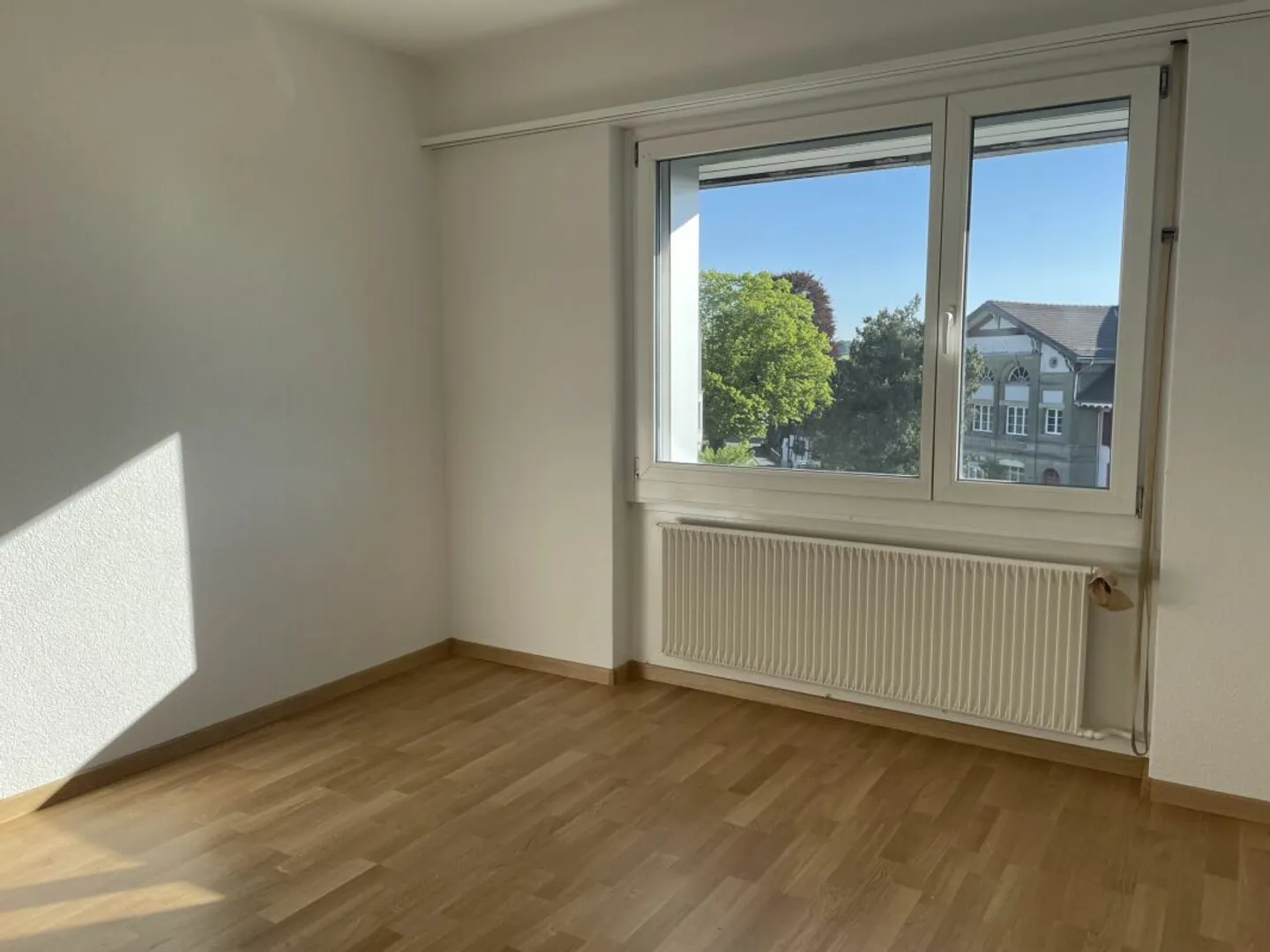 Appartamento 3.5 stanze appena ristrutturato a Münchenbuchsee - Foto 2 di 3