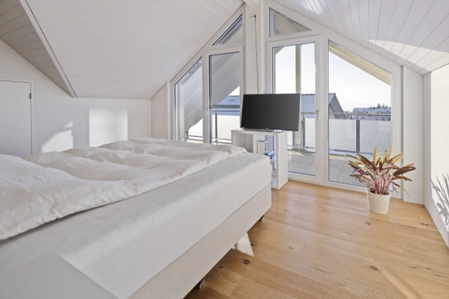 Vue partielle sur le lac avec deux loggias et aménagement moderne - Photo 6 sur 14