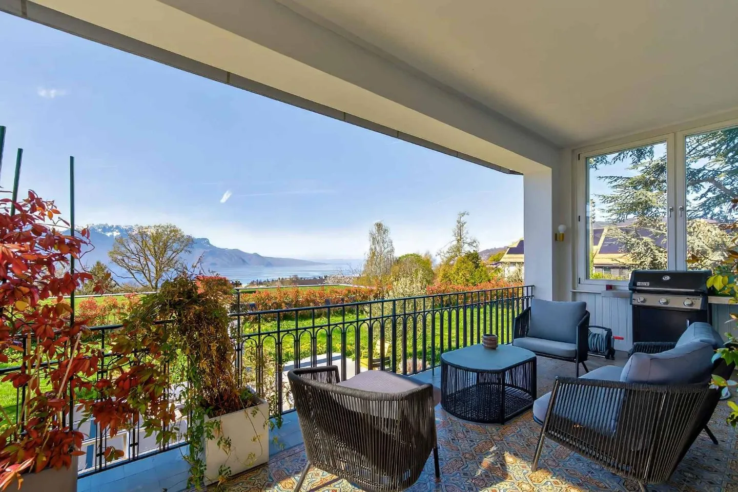 Belle villa classique du début du 20ème siècle - Superbe vue sur le lac - Ultra central - Photo 2 sur 13