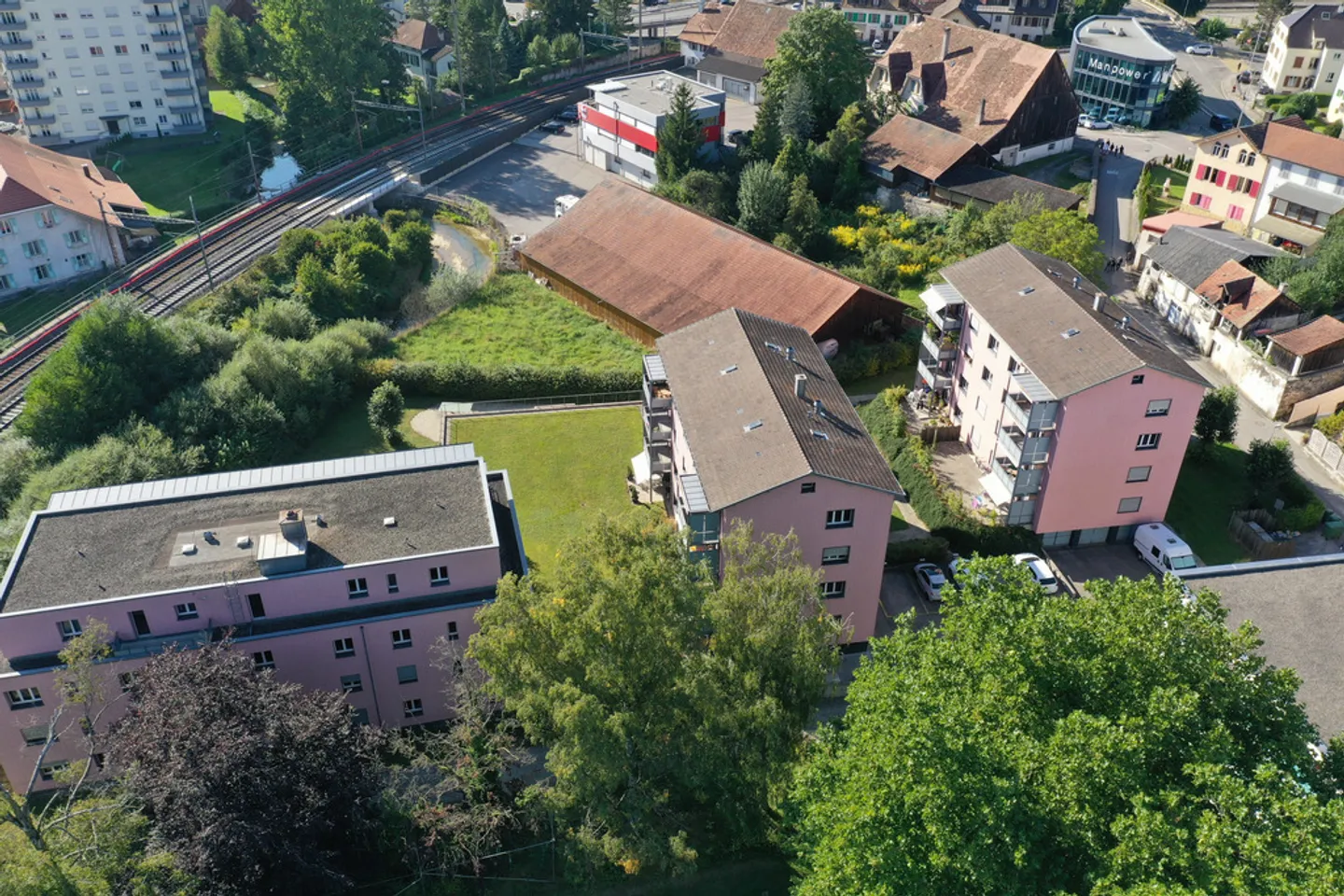 A quiet neighborhood and large rooms - Photo 7 of 7