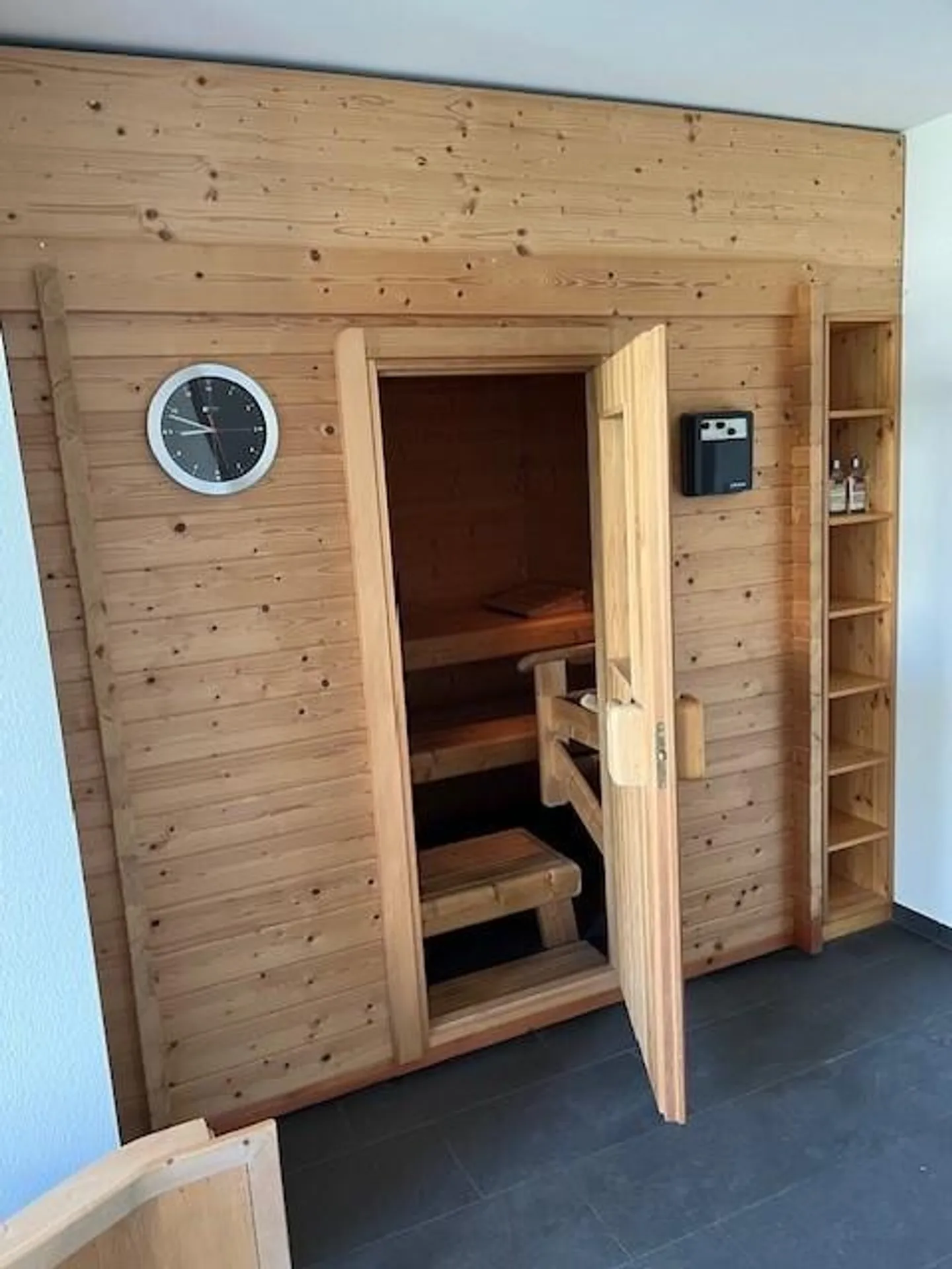 Modern penthouse apartment with private sauna (near Novartis Campus) - Photo 8 of 9